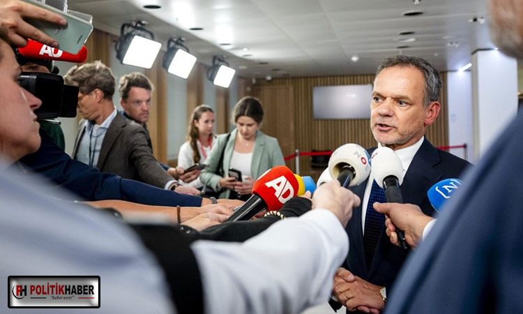 Hollanda’da dışişleri dahil 9 bakan istifa etti! Hollanda’da dışişleri dahil 9 bakan istifa etti!